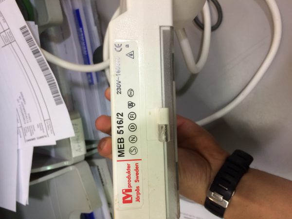 En äldre elradiator identifieras på dekalen som är klistrad vid termostaten, ofta på sidan, vid plaständan.