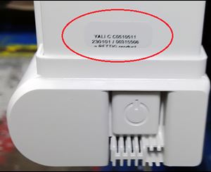 Yali tillverkade efter våren 2017 har märkning både på baksidan och på sidan vid Powerboxen.