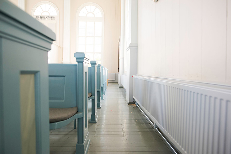 En utmaning var att få rören raka och snyggt installerade , eftersom kyrkan är gammal och något sned i sin nuvarande konstruktion.